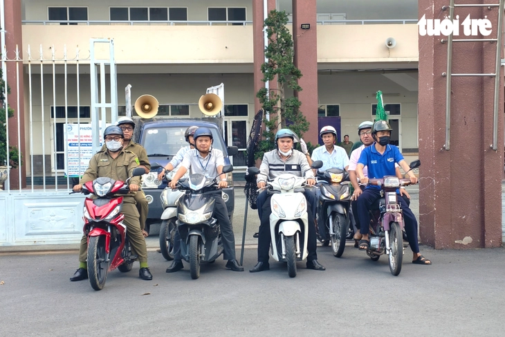 1 giờ ra quân, phường Đông Hòa bắt được 3 con chó thả rông - Ảnh 2.