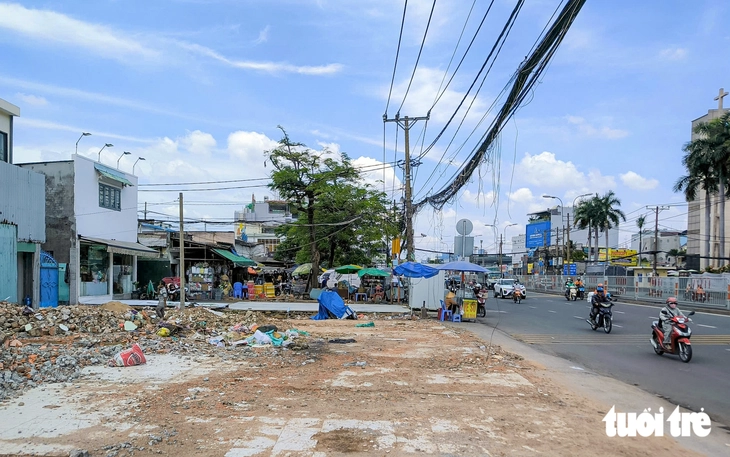 Khai thông mặt bằng trên quốc lộ 13 - Ảnh 6.