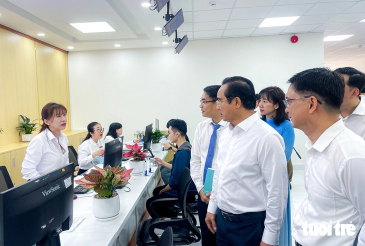 Chủ tịch UBND TP.HCM yêu cầu chấm dứt phát sinh ‘giấy phép con’, giấy tờ ngoài quy định - Ảnh 1.