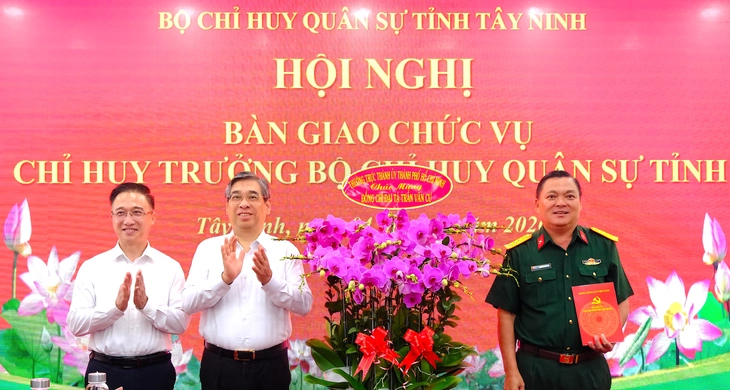 Đại tá Trần Văn Cư nhận chức vụ Chỉ huy trưởng Bộ Chỉ huy Quân sự tỉnh Tây Ninh, TP.HCM hỗ trợ 20 căn nhà Điểm biên giới Tây Ninh - Ảnh 1.