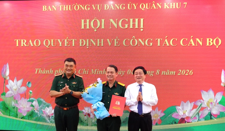 Đại tá Trần Văn Cư nhận chức vụ Chỉ huy trưởng Bộ Chỉ huy Quân sự tỉnh Tây Ninh, TP.HCM hỗ trợ 20 căn nhà Điểm biên giới Tây Ninh - Ảnh 2.
