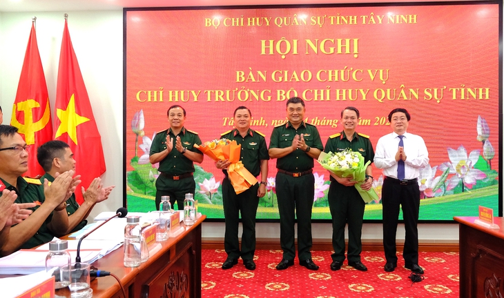 Đại tá Trần Văn Cư nhận chức vụ Chỉ huy trưởng Bộ Chỉ huy Quân sự tỉnh Tây Ninh, TP.HCM hỗ trợ 20 căn nhà Điểm biên giới Tây Ninh - Ảnh 3.