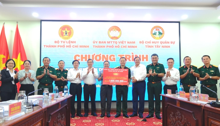 Đại tá Trần Văn Cư nhận chức vụ Chỉ huy trưởng Bộ Chỉ huy Quân sự tỉnh Tây Ninh, TP.HCM hỗ trợ 20 căn nhà Điểm biên giới Tây Ninh - Ảnh 4.