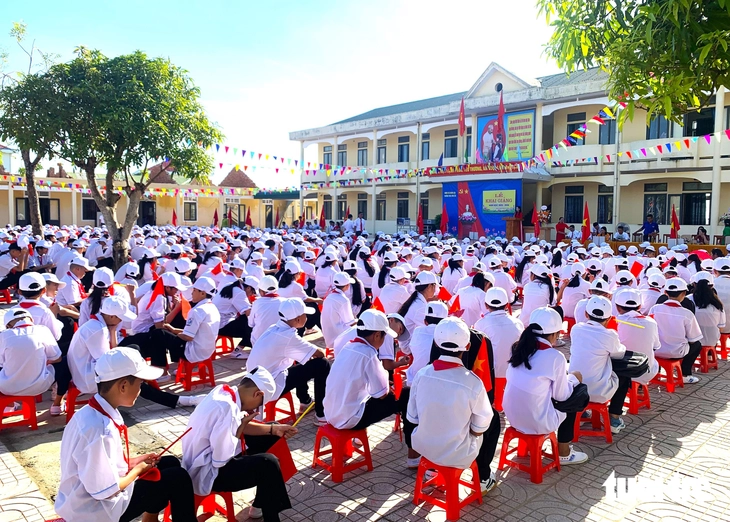 Hà Tĩnh dự kiến giảm hơn 58% đầu mối trường học cấp xã, hơn 600 cán bộ quản lý và nhân viên dôi dư sau sắp xếp - Ảnh 2.