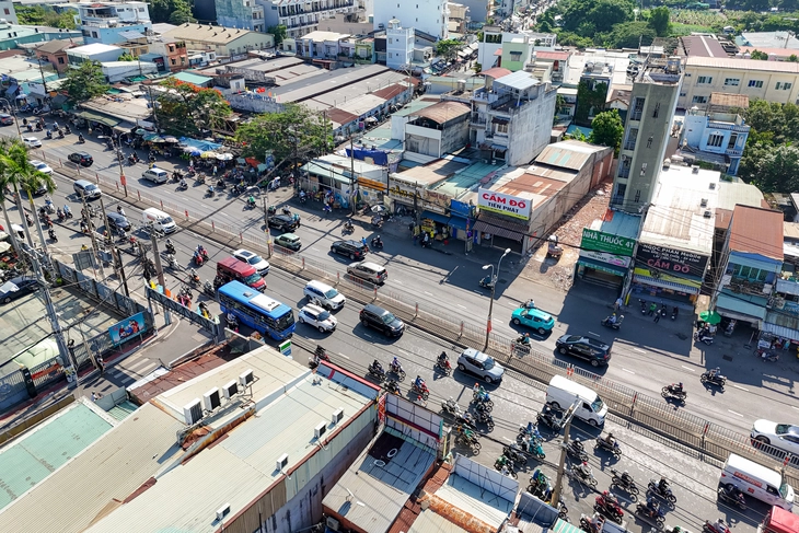 Khai thông mặt bằng trên quốc lộ 13 - Ảnh 7.