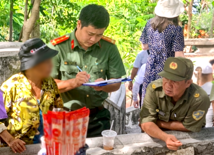 Công an mời nhiều người bán hàng rong ở chùa Long Sơn ký cam kết - Ảnh 3.