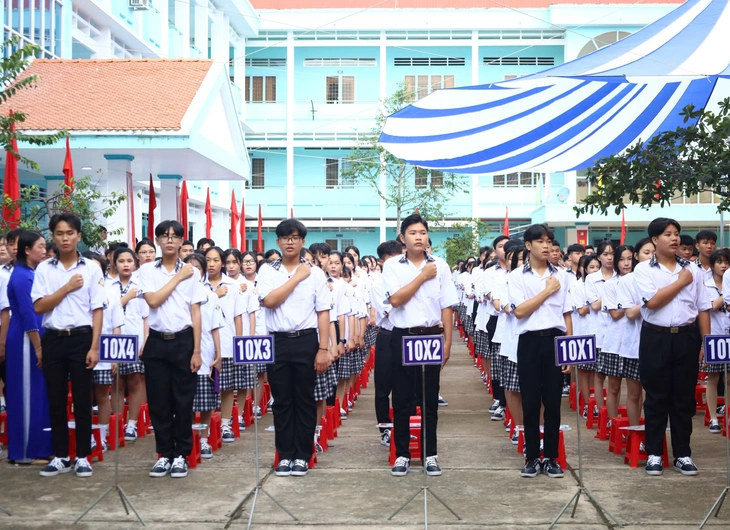 Cần Thơ hỗ trợ sách giáo khoa cho học sinh học hoàn cảnh khó khăn, học sinh người dân tộc thiểu số - Ảnh 1.