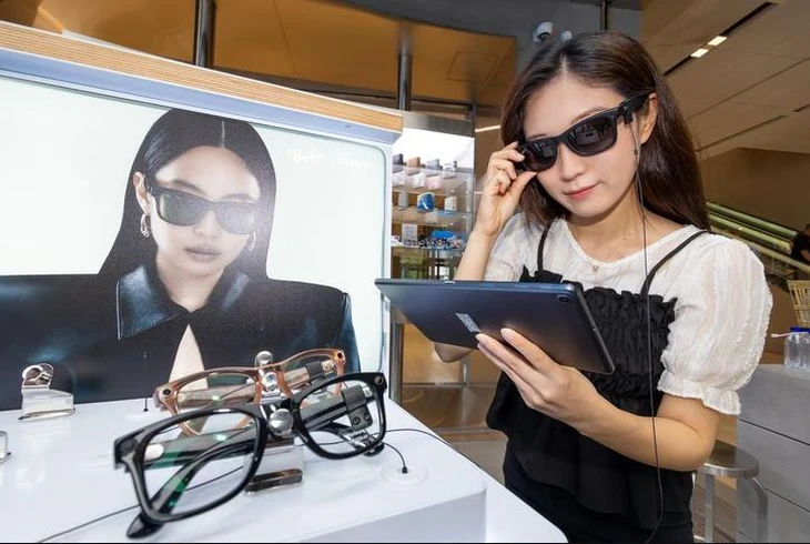 Một YouTuber dùng kính AI làm bài thi đại học 18 phút được 96 điểm - Ảnh 2.