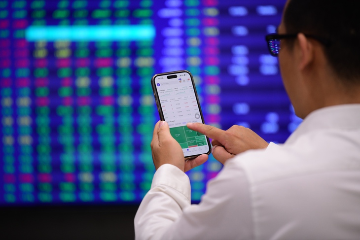 AI là công cụ hỗ trợ hay 'thầy phán' của nhà đầu tư? - Ảnh 1.