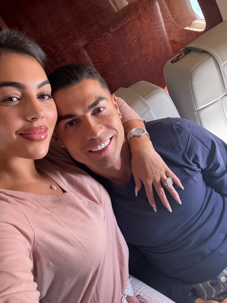 Ronaldo cưới vợ như mở ngày hội CR7 ở quê nhà - Ảnh 1.