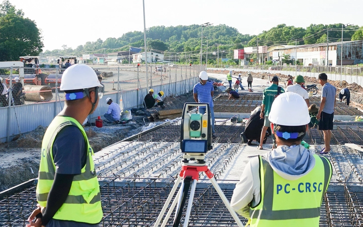 Hàng trăm công nhân làm dự án APEC 2027 vui mừng nhận quà và học bổng cho con đến trường - Ảnh 4.