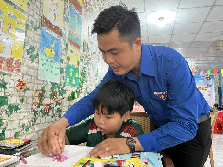 Chuyện tử tế ở Vĩnh Long: Tủ vé số nghĩa tình gây quỹ vì học sinh nghèo của thầy Khánh - Ảnh 1.