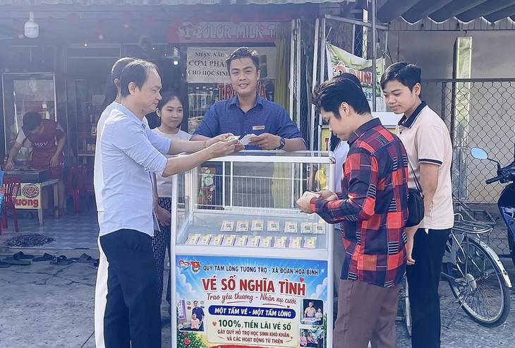 Chuyện tử tế ở Vĩnh Long: Tủ vé số nghĩa tình gây quỹ vì học sinh nghèo của thầy Khánh - Ảnh 2.