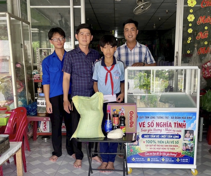 Chuyện tử tế ở Vĩnh Long: Tủ vé số nghĩa tình gây quỹ vì học sinh nghèo của thầy Khánh - Ảnh 1.