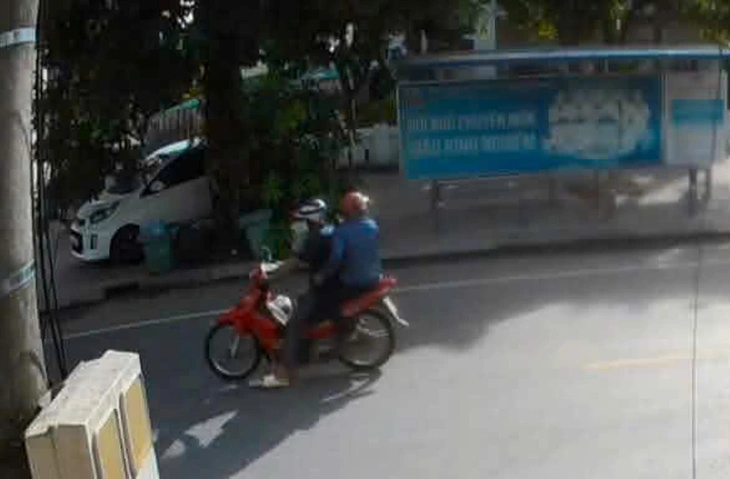 Hai người lớn đi xe máy tông ngã xe học sinh rồi bỏ đi, công an vào cuộc truy tìm - Ảnh 2.