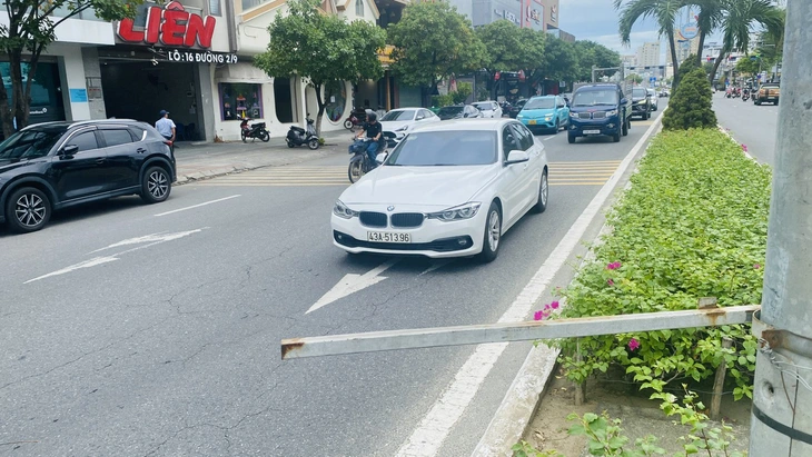 Bạn đọc suýt gặp nạn vì thanh sắt treo băng rôn quá thấp giữa đường - Ảnh 5.
