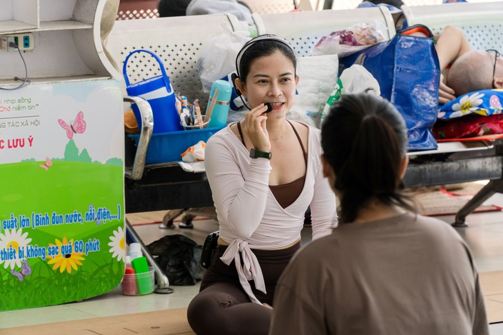 Lớp yoga miễn phí hỗ trợ bệnh nhân ung thư tại Bệnh viện Chợ Rẫy tiếp thêm sức mạnh - Ảnh 1.