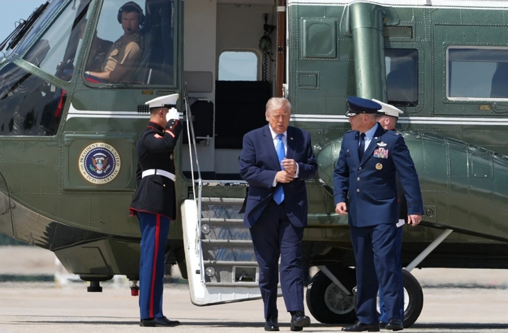 Rộ tin trực thăng chở ông Trump bay quá gần máy bay thương mại - Ảnh 1.