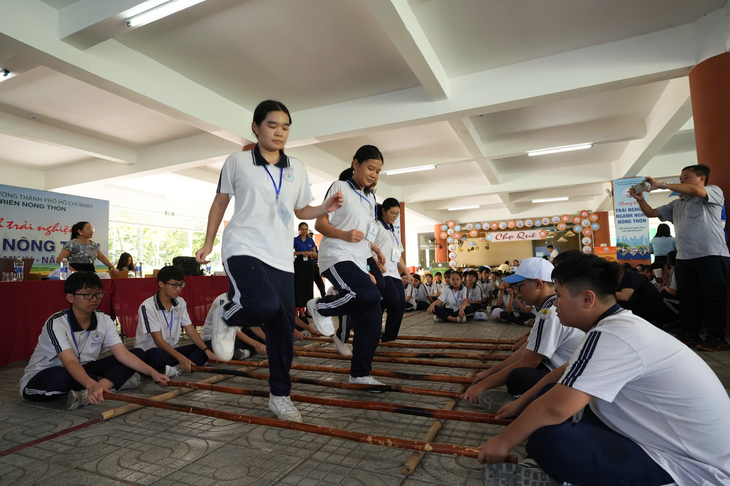 Lớp học sôi động không bảng đen của 100 học sinh TP.HCM - Ảnh 11.
