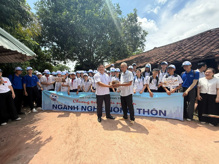 Lớp học sôi động không bảng đen của 100 học sinh TP.HCM - Ảnh 12.