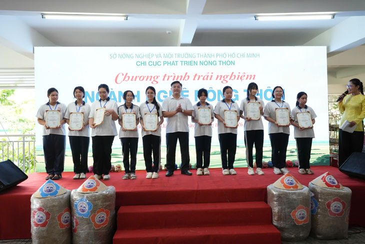 Lớp học sôi động không bảng đen của 100 học sinh TP.HCM - Ảnh 13.