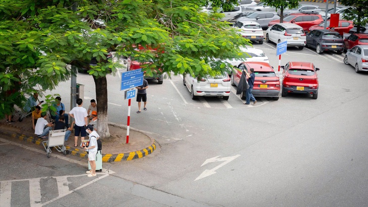 Sân bay Nội Bài điều chỉnh làn đón xe ở ga T1 - Ảnh 2.