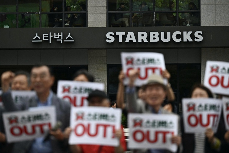 Cảnh sát Hàn Quốc khám xét trụ sở Starbucks vì quảng cáo 'Tank Day' - Ảnh 1.
