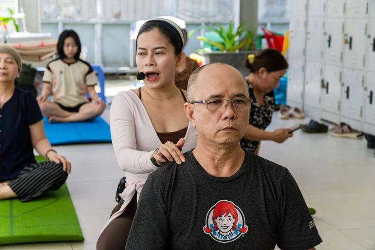 Lớp yoga miễn phí hỗ trợ bệnh nhân ung thư tại Bệnh viện Chợ Rẫy tiếp thêm sức mạnh - Ảnh 4.