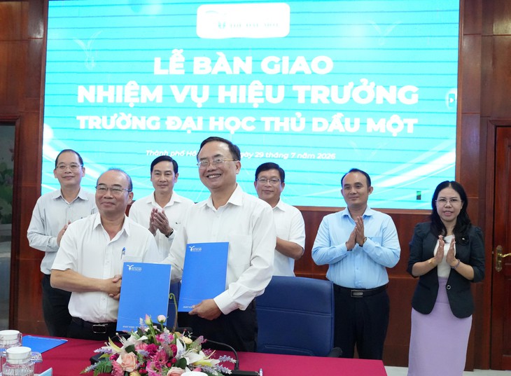 PGS.TS Ngô Hồng Điệp nhận bàn giao nhiệm vụ hiệu trưởng Trường đại học Thủ Dầu Một - Ảnh 1.