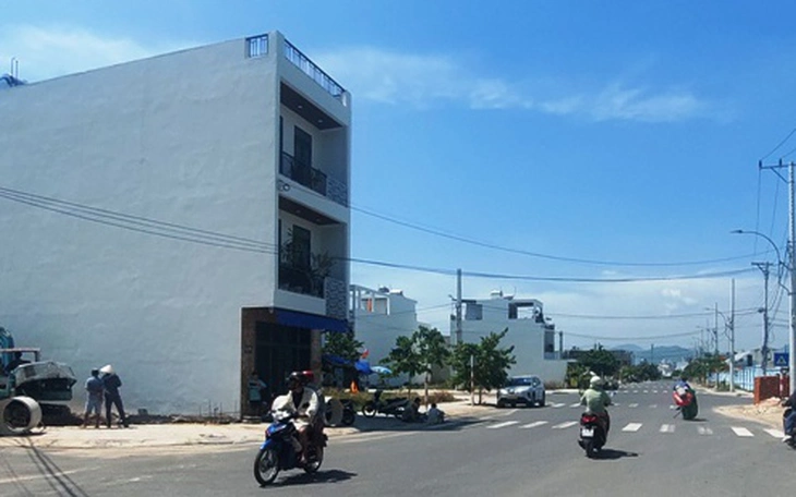 Đôn đốc tháo gỡ khó khăn, khắc phục sai phạm tại các dự án ở khu sân bay Nha Trang - Ảnh 4.