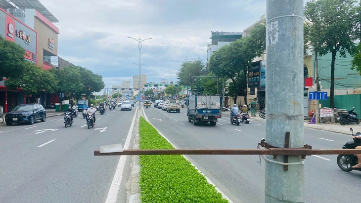 Bạn đọc suýt gặp nạn vì thanh sắt treo băng rôn quá thấp giữa đường - Ảnh 6.