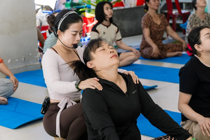 Lớp yoga miễn phí hỗ trợ bệnh nhân ung thư tại Bệnh viện Chợ Rẫy tiếp thêm sức mạnh - Ảnh 3.