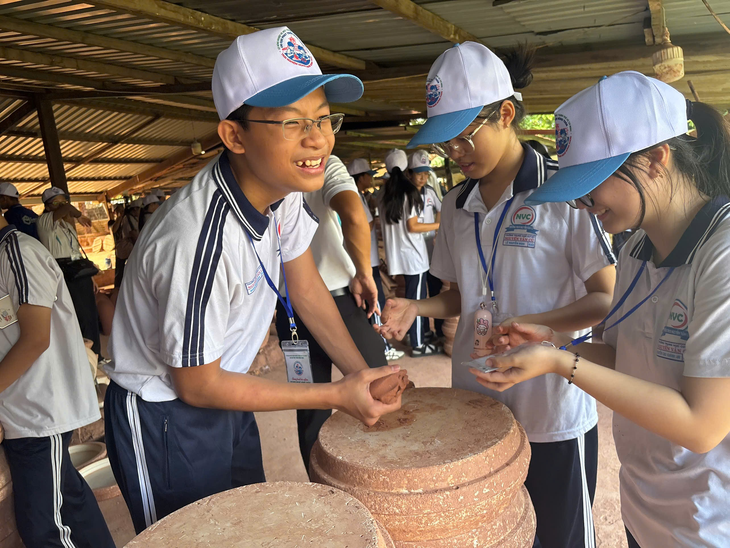 Lớp học sôi động không bảng đen của 100 học sinh TP.HCM - Ảnh 3.