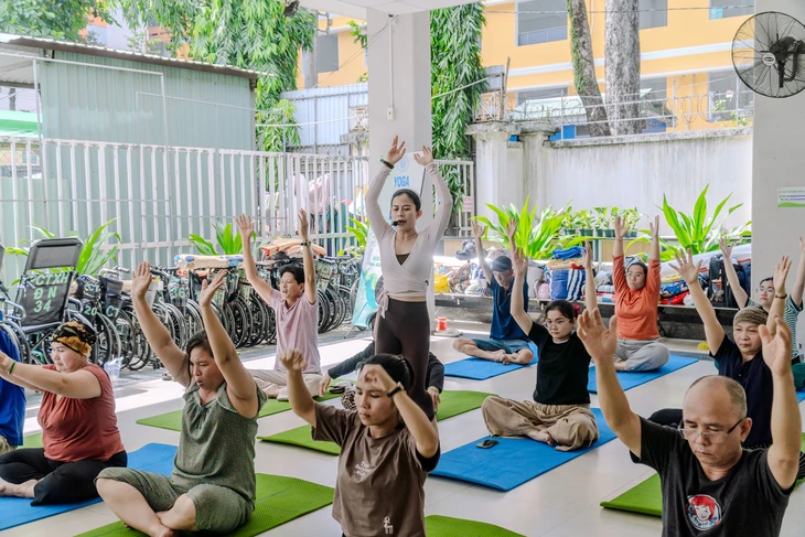 Lớp yoga miễn phí hỗ trợ bệnh nhân ung thư tại Bệnh viện Chợ Rẫy tiếp thêm sức mạnh - Ảnh 2.