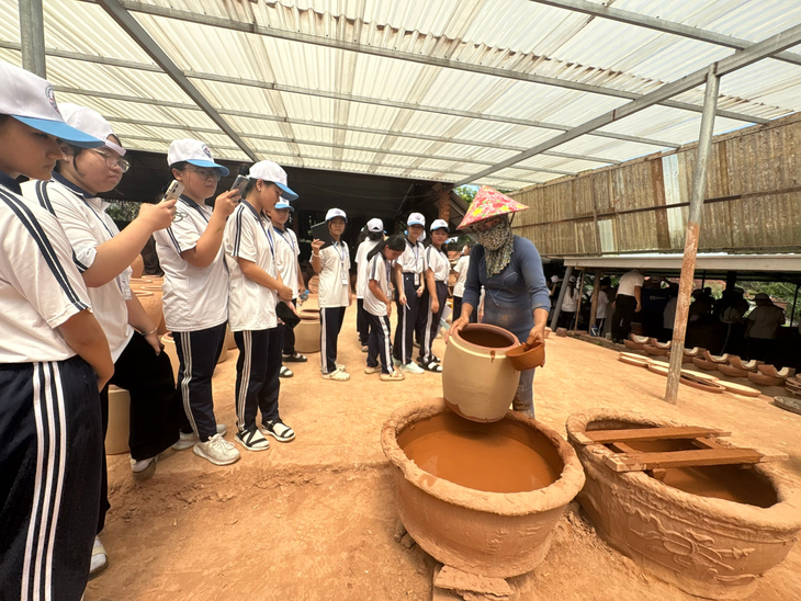 Lớp học sôi động không bảng đen của 100 học sinh TP.HCM - Ảnh 4.