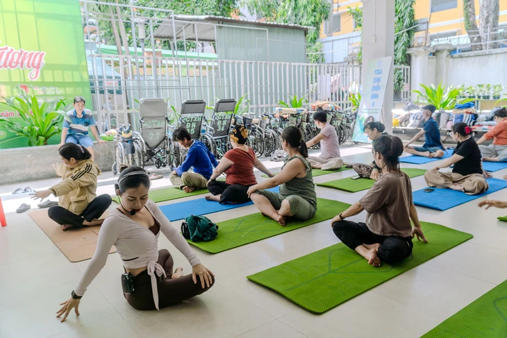 Lớp yoga miễn phí hỗ trợ bệnh nhân ung thư tại Bệnh viện Chợ Rẫy tiếp thêm sức mạnh - Ảnh 5.