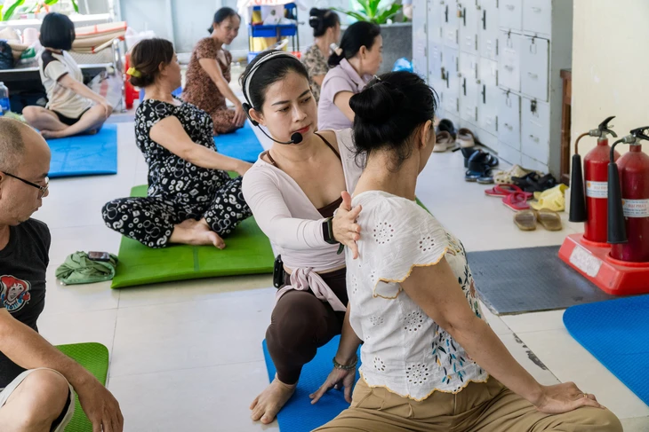 Lớp yoga miễn phí hỗ trợ bệnh nhân ung thư tại Bệnh viện Chợ Rẫy tiếp thêm sức mạnh - Ảnh 6.