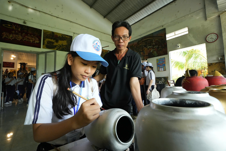 Lớp học sôi động không bảng đen của 100 học sinh TP.HCM - Ảnh 6.