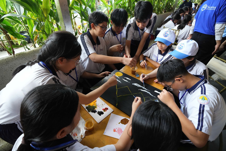 Lớp học sôi động không bảng đen của 100 học sinh TP.HCM - Ảnh 7.