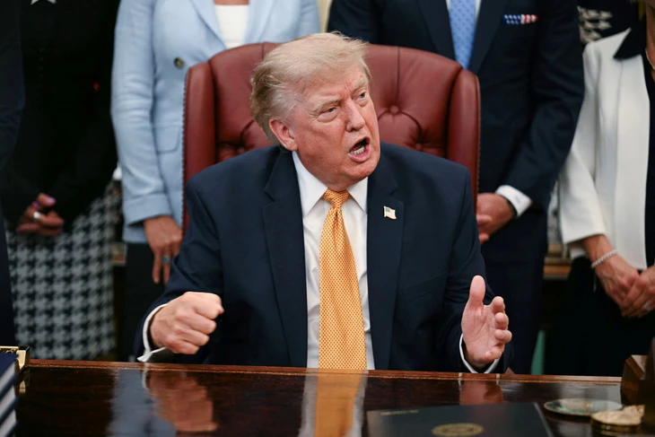 Ông Trump dọa đánh Iran rất mạnh nếu không mở lại eo biển Hormuz - Ảnh 1.