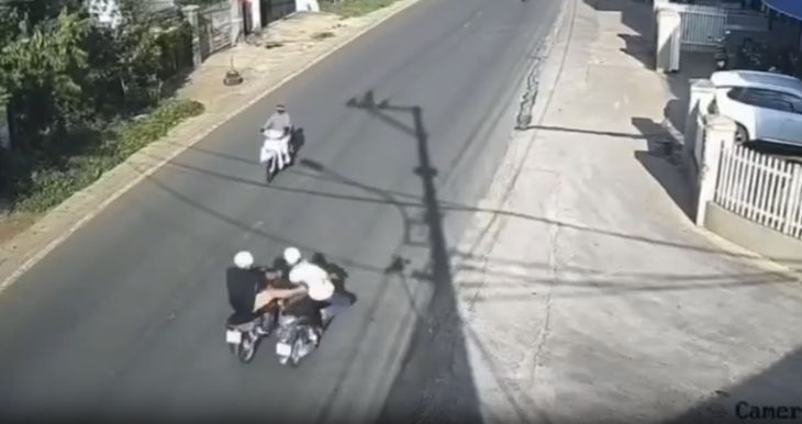Đạp ngã chồng cũ đang đi xe máy vì cho rằng bị xúc phạm - Ảnh 1.