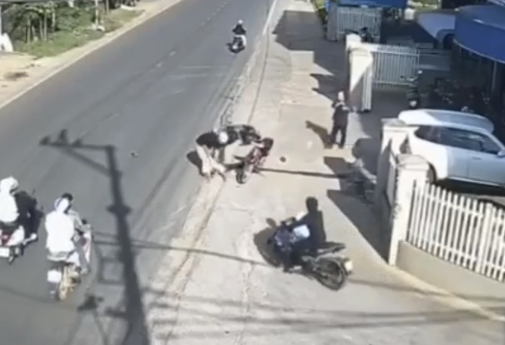 Đạp ngã chồng cũ đang đi xe máy vì cho rằng bị xúc phạm - Ảnh 2.