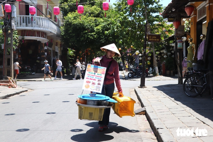 Từ gánh chè phố cổ đến đề xuất hỗ trợ sinh kế ở nghị trường Đà Nẵng - Ảnh 1.