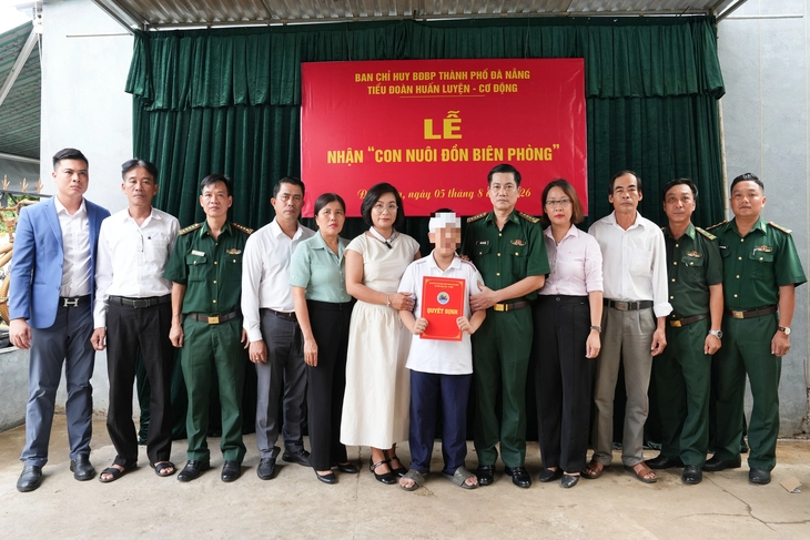 Bộ đội Biên phòng nhận nuôi học sinh mồ côi vì điện giật tại Đà Nẵng - Ảnh 2.
