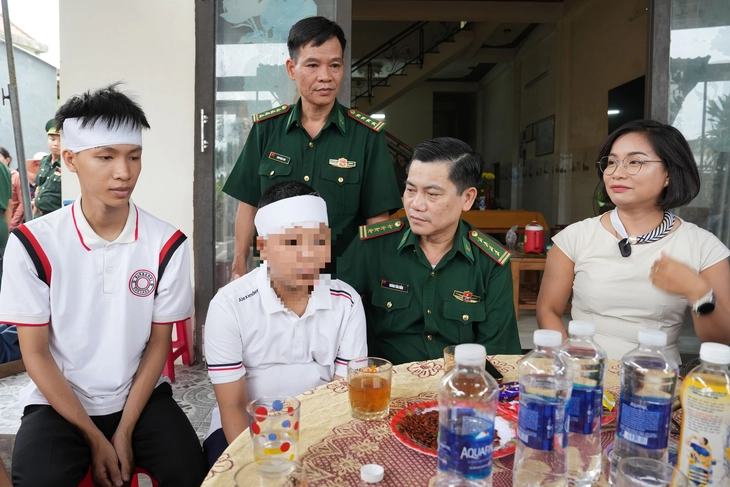 Bộ đội Biên phòng nhận nuôi học sinh mồ côi vì điện giật tại Đà Nẵng - Ảnh 1.