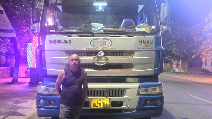 Lái 4 xe tải vượt biên qua Lào để chở gần 50 tấn chất thải, phế liệu về Việt Nam - Ảnh 2.