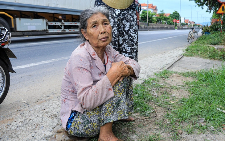Cháy nhà đường Nguyễn Văn Đậu lúc rạng sáng, 3 người trong gia đình bị thương nặng - Ảnh 2.