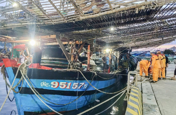 ngư dân, cháy tàu - Ảnh 1.