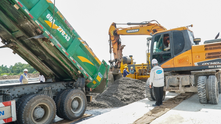 Hơn 500 nhân sự xuyên đêm nâng cấp sân bay Cà Mau hơn 2.400 tỉ - Ảnh 1.