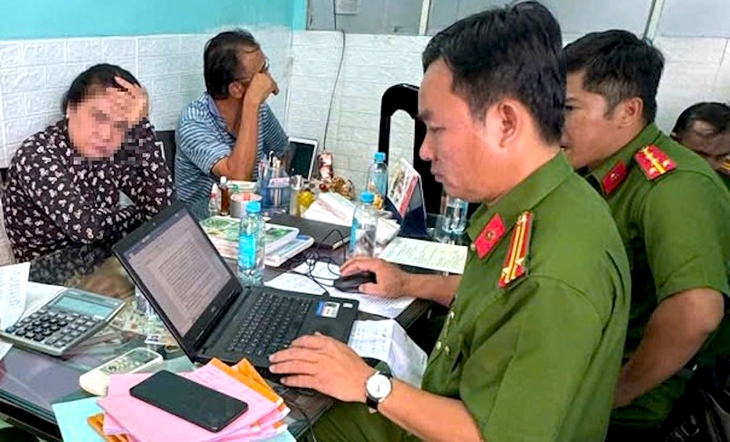 Công an An Giang khởi tố vụ đóng gói gạo không rõ nguồn gốc vào bao bì có nhãn hiệu gạo ST25 - Ảnh 1.